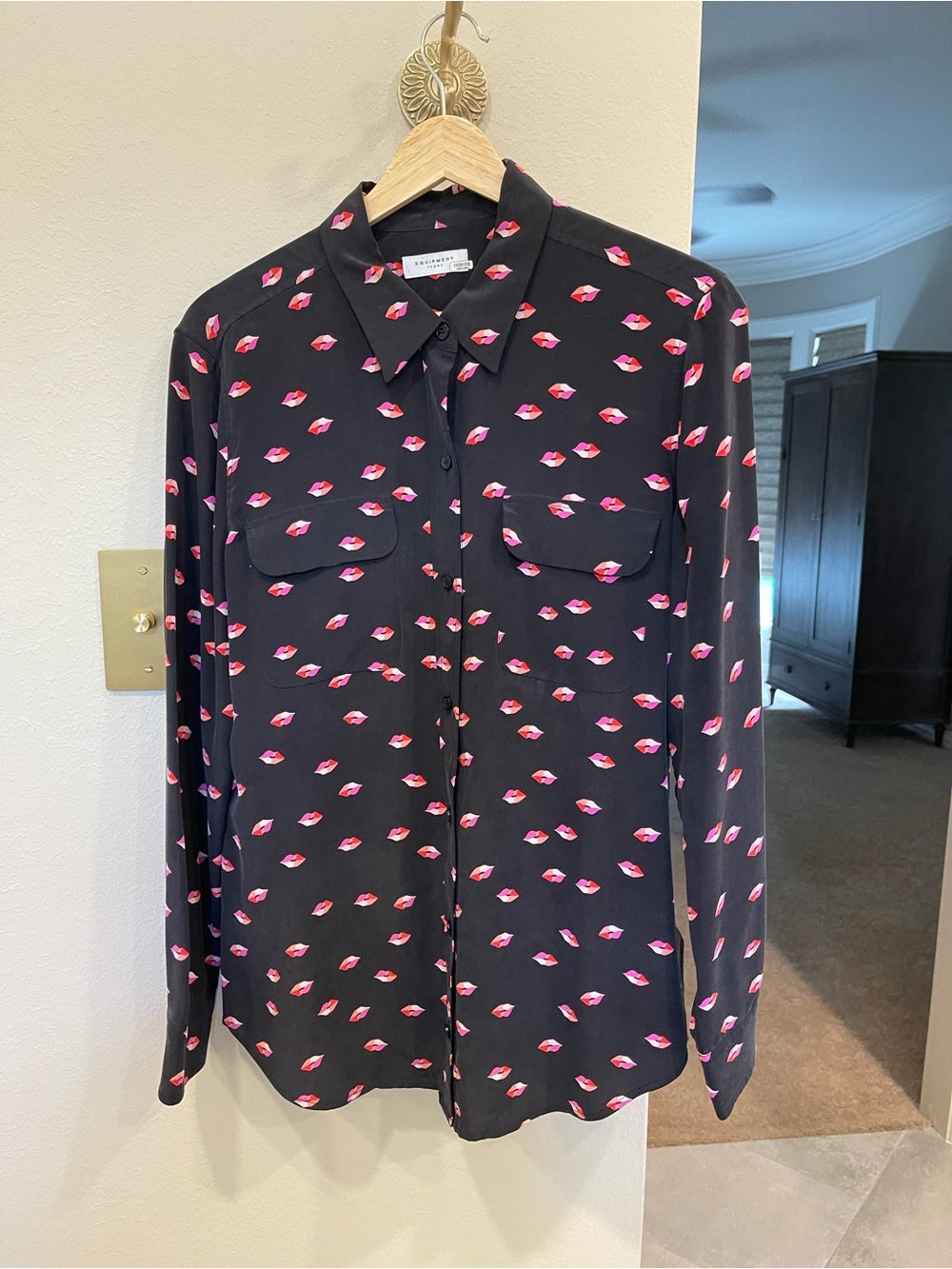 Equipment Slim Signature Blouse, SZ M, in Black Lip Print